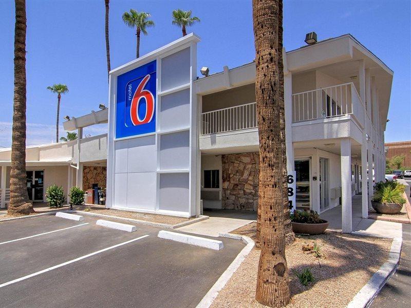 6 Old Town Fashion Square Hotel 2*