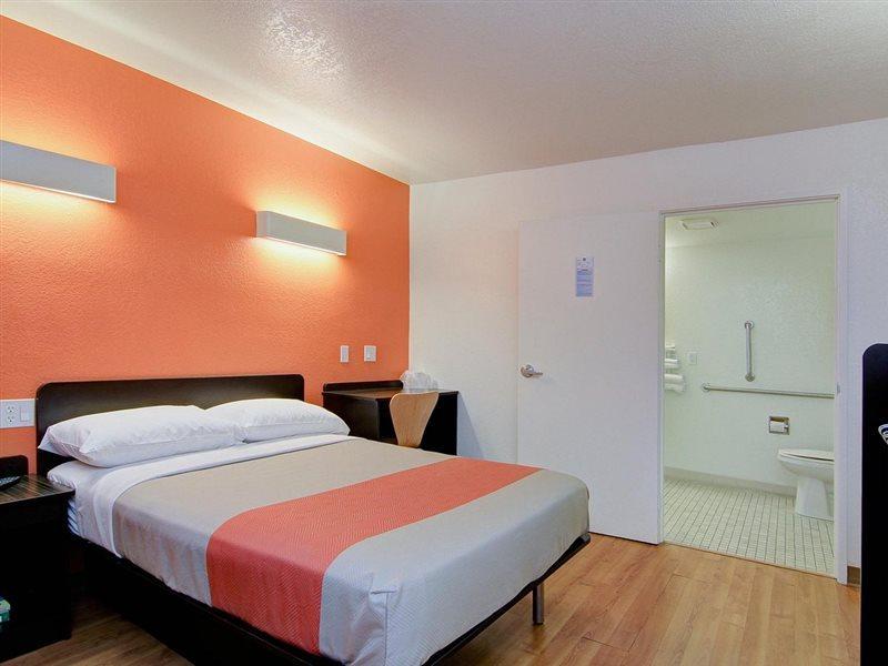 6 Old Town Fashion Square Hotel 2*