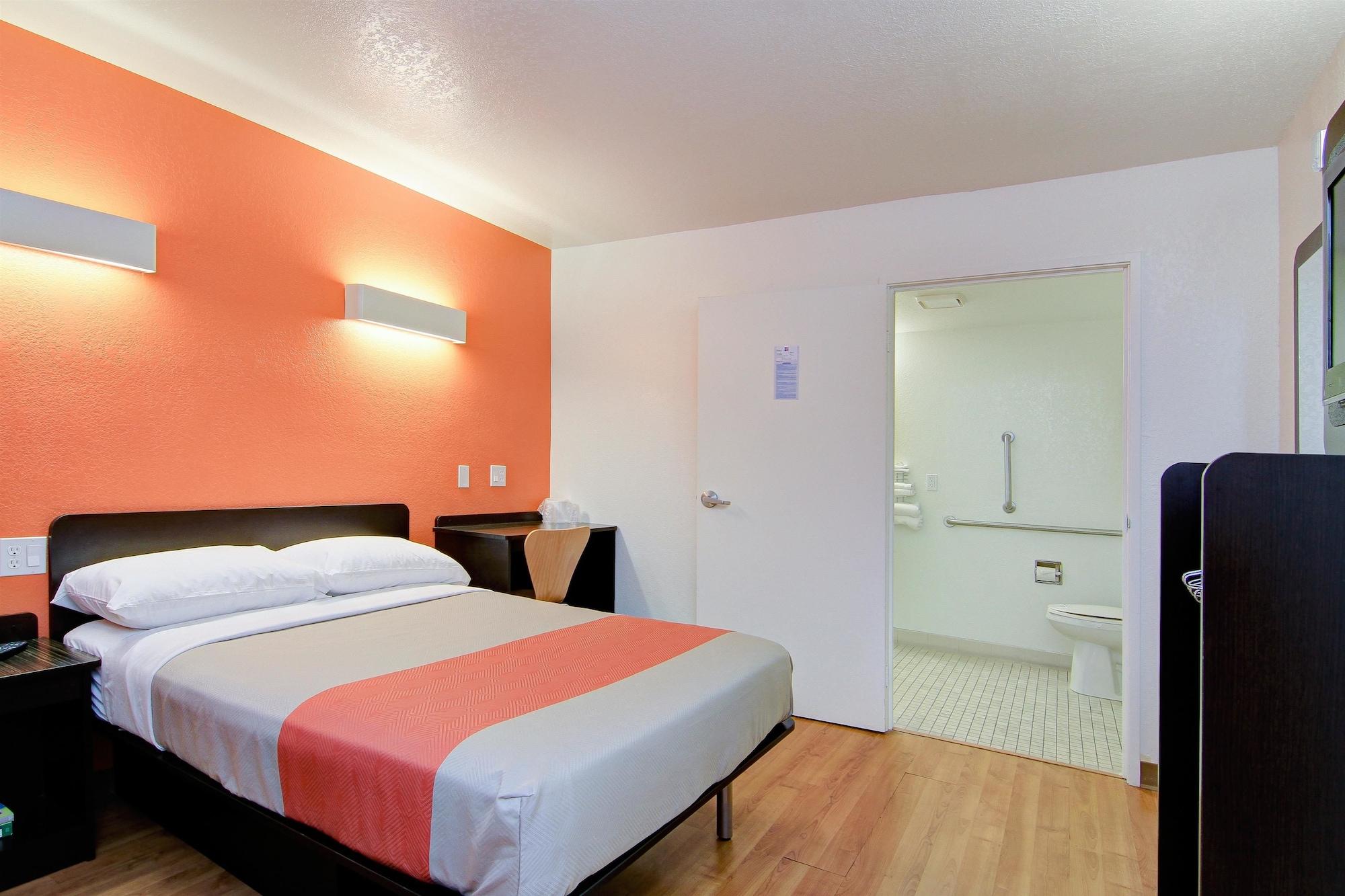 6 Old Town Fashion Square Hotel