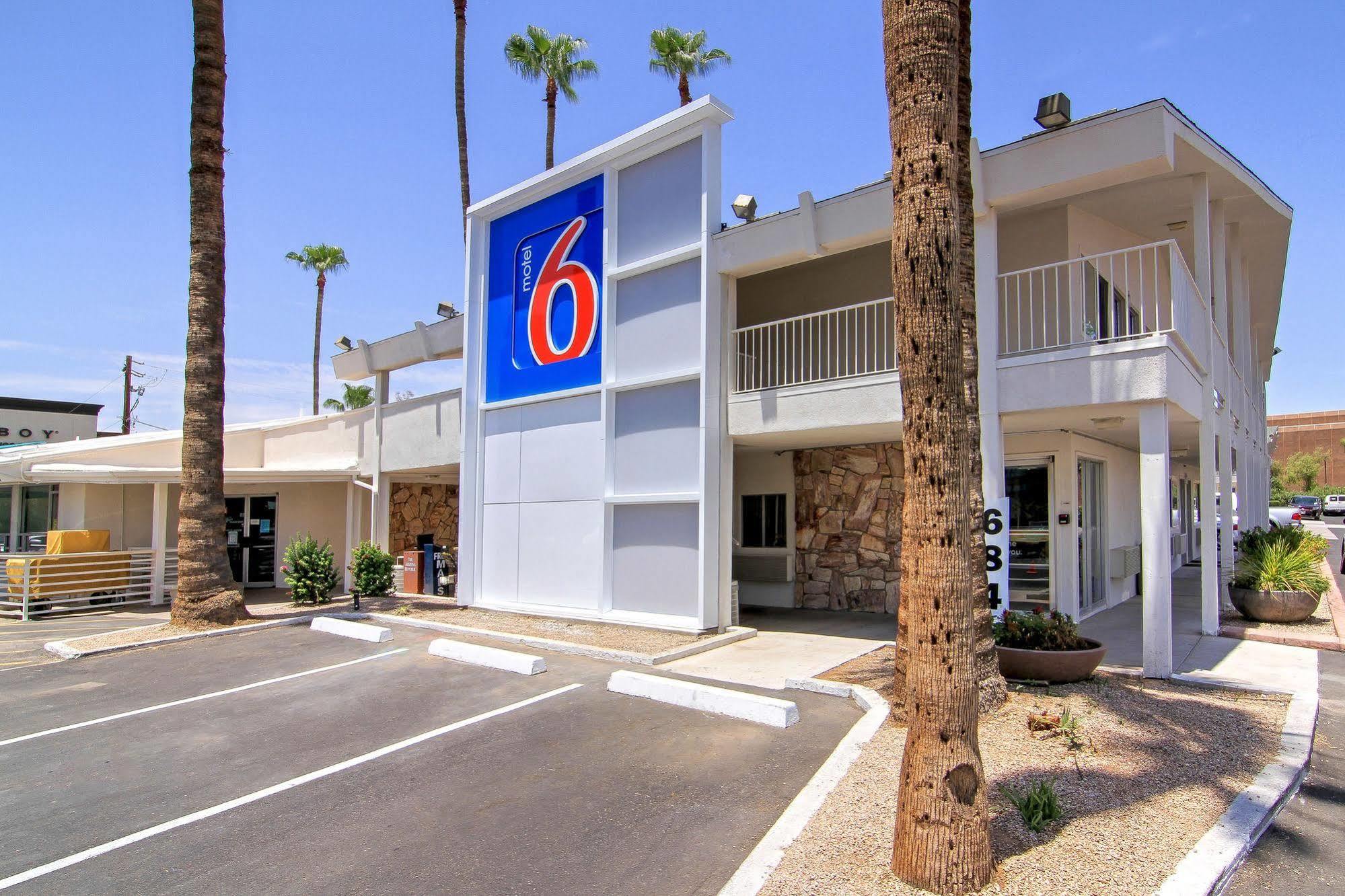 6 Old Town Fashion Square Hotel 2*